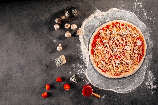 Preparation of neopolitan pizza with cheese