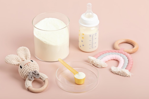Фото Приготовление смеси для кормления ребенка. детское здравоохранение, органическая смесь концепции сухого молока.