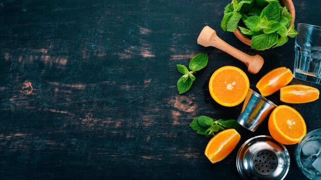 柑橘系の果物とミントのカクテルを準備するための準備レモングレープフルーツライムオレンジ木製の背景に上面図