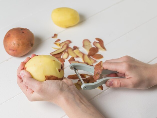 Подготовка сырого картофеля к последующей варке. Специальное оборудование для нежирных овощей.