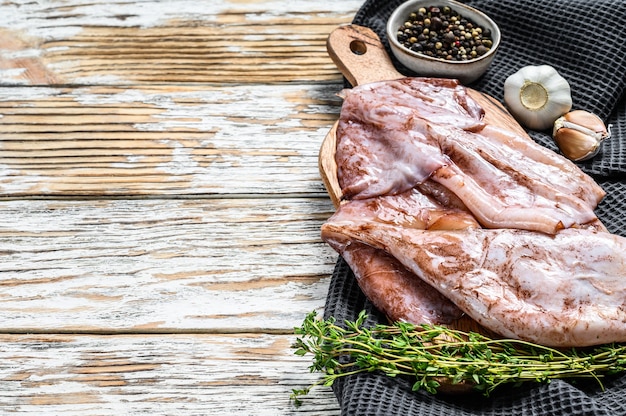 Preparation of raw squid and ingredients