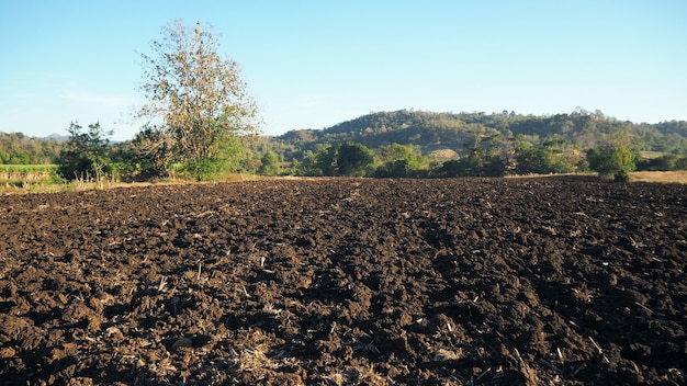 Foto preparazione del suolo per l'agricoltura nelle zone rurali