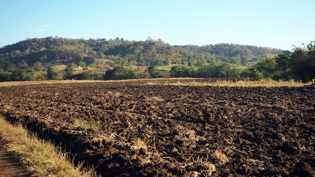 Foto preparazione del suolo per l'agricoltura nelle zone rurali