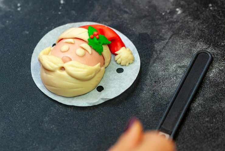 Photo preparation of steamed sandwich in the shape of santa claus