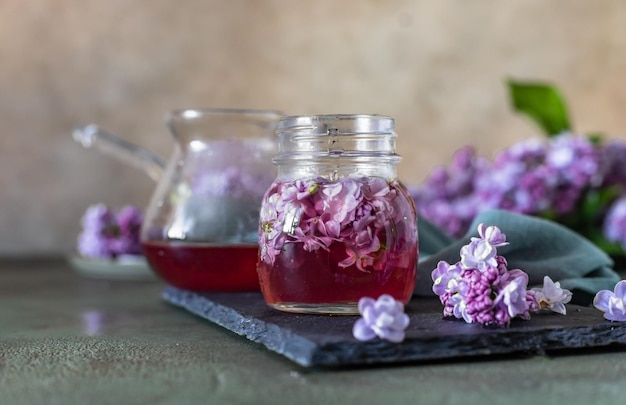 Preparazione dello sciroppo dai fiori di lillà e ramo di fiori di lillà