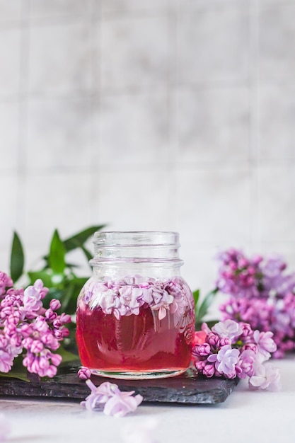 Preparazione dello sciroppo dai fiori di lillà e ramo di fiori di lillà