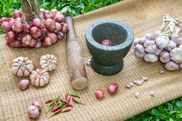 Preparazione della pasta di peperoncino tailandese.