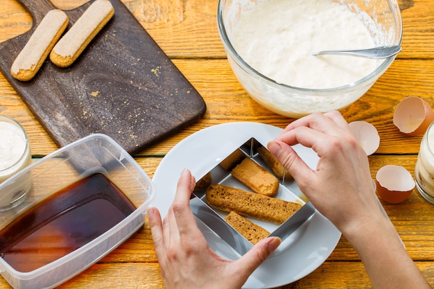 preparation of tiramisu from biscuits