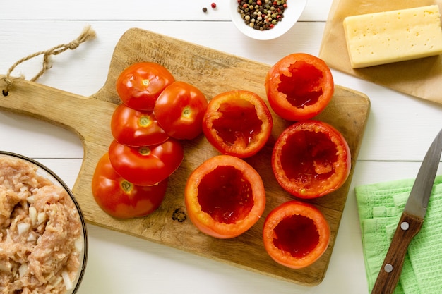 Preparazione di pomodori per il ripieno