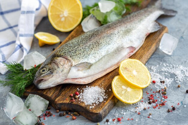 Preparation of trout sliced lemon and green dill