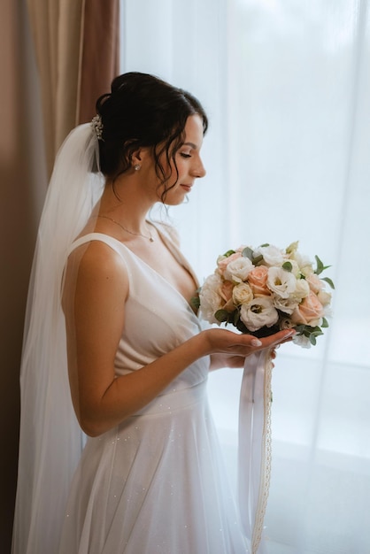 Подготовка к невесте с одеванием свадебного платья