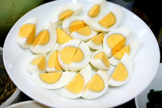 요리 음식 나무에 흰 접시에 삶은 계란을 준비합니다.