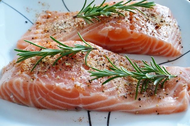 Фото Приготовьте жареный лосось - близко к тарелке с едой
