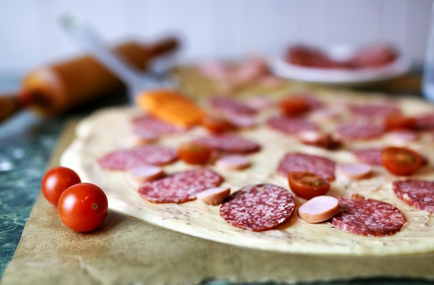 Preparare il condimento per pizza