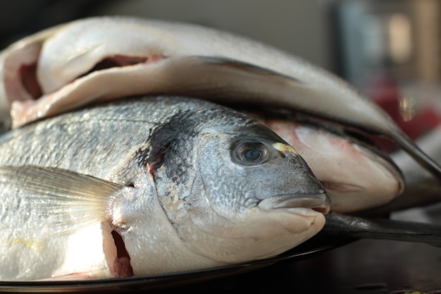 レストランの厨房で調理された魚