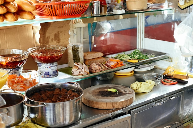 Подготовленные ингредиенты для приготовления вьетнамского баня на уличной еде в Нячанге