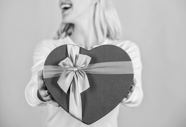 Ha preparato qualcosa di speciale per lui lei persona romantica regalo di san valentino per il fidanzato trova un regalo speciale per il fidanzato fidanzato o marito regalo romantico a sorpresa per lui le mani femminili tengono la confezione regalo