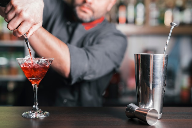 Фото Готовим освежающий коктейль в баре