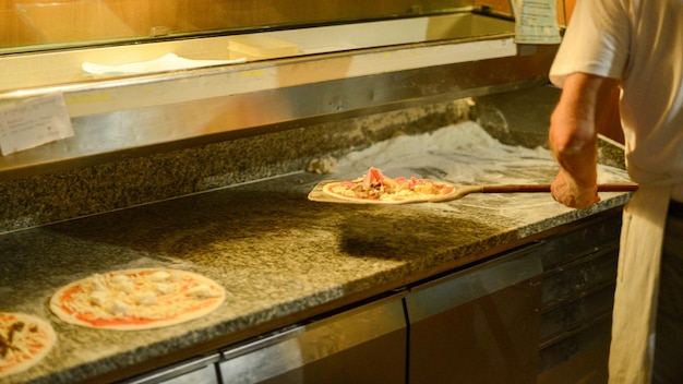 写真 木製の銅のオーブンでピザを調理し調理する