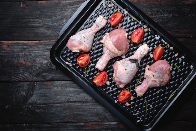 Prepararsi per il barbecue. spiedini di pollo sulla banda nera