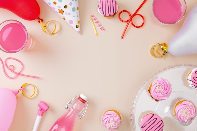 Foto preparazione per la festa di compleanno attributi della vacanza vista dall'alto copia spazio