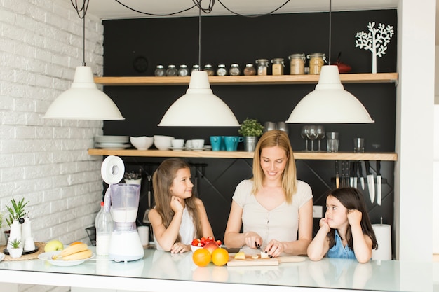 Preparing and blending smoothie