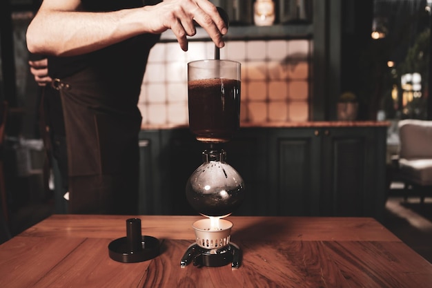 Preparing coffee with coffee plunger or chemex