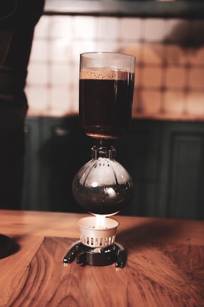 Preparing coffee with coffee plunger or chemex