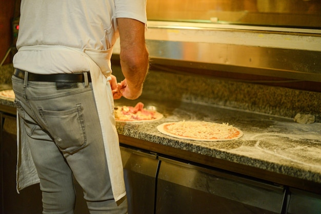 Foto preparare e cucinare la pizza nel forno a legna e rame