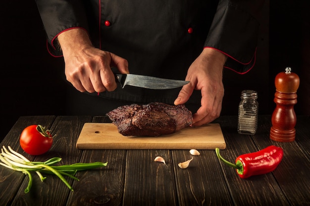 Preparing for cutting baked beef meat on a cutting board