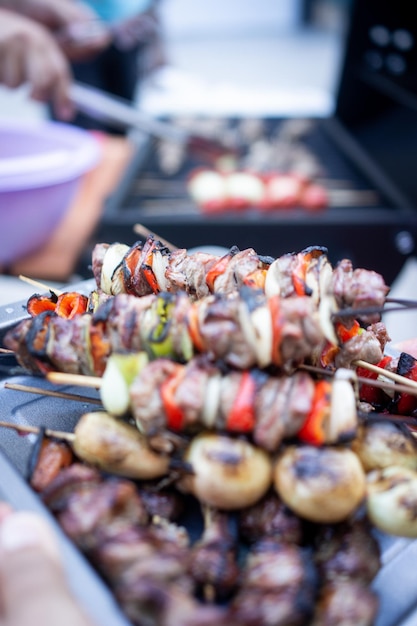 Подготовка вкусного барбекю с различным мясом и овощами