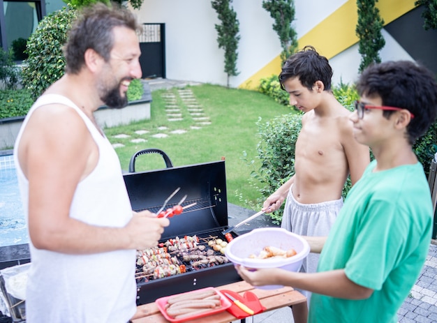 Foto preparare cibo delizioso a casa da vicino