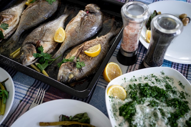 Preparare cibo delizioso a casa da vicino