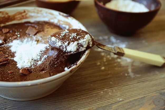 Foto la preparazione della pasta per la torta al cioccolato sul tavolo si chiuda