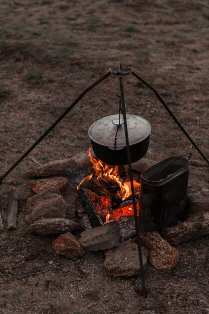 Preparare il cibo sul fuoco