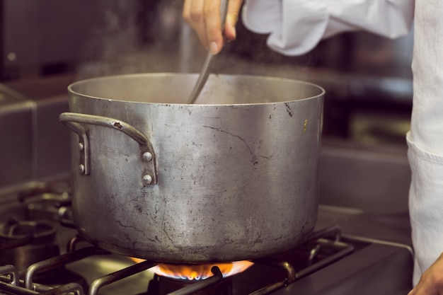 Foto preparare il cibo in cucina