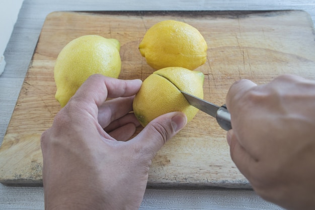 Foto preparare limoni freschi con un coltello d'acciaio