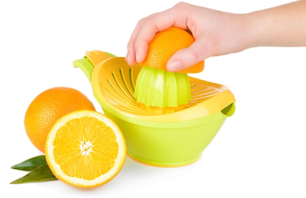 흰색으로 격리된 손 과즙기로 짜낸 신선한 오렌지 주스 준비