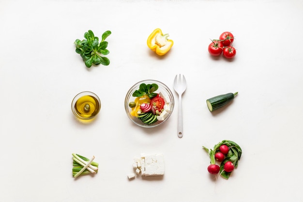 사진 채소, 페타 치즈 및 올리브 오일로 된 그리스 러드 준비 건강한 식습관