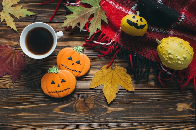 ハロウィンの準備：秋の装飾、カボチャ、格子縞、葉、ジンジャーブレッド、コーヒー。