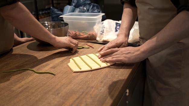 Foto preparare cibo italiano cuochi maschi che fanno i ravioli nella cucina del ristorante