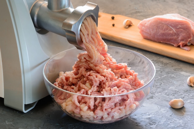 Preparing the minced meat mincer 