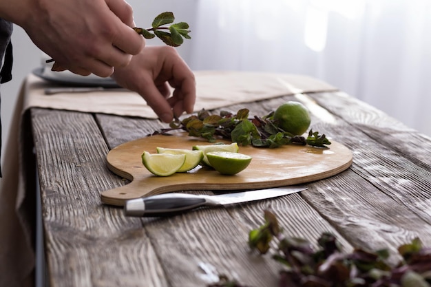 Preparing mohito kokteil