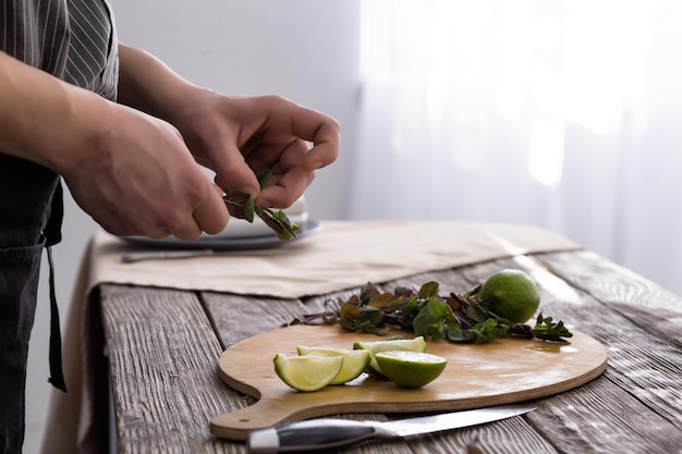 Preparing mohito kokteil