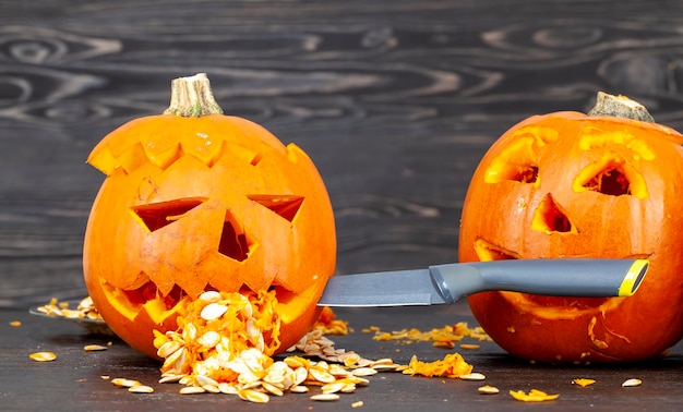 Preparare una zucca arancione per la festa di halloween