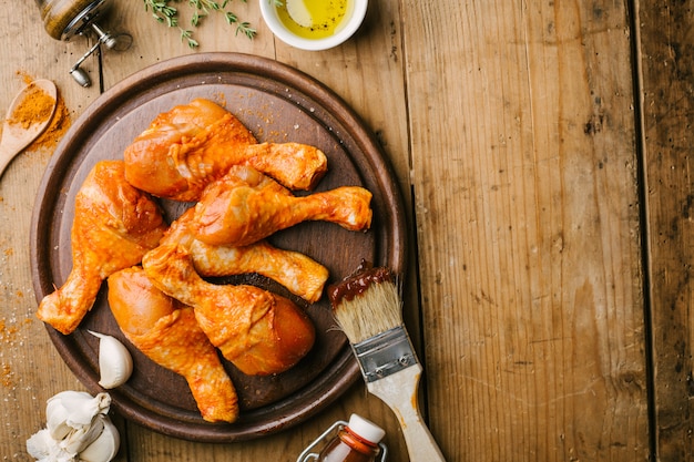 Preparing raw barbeque chicken for cooking