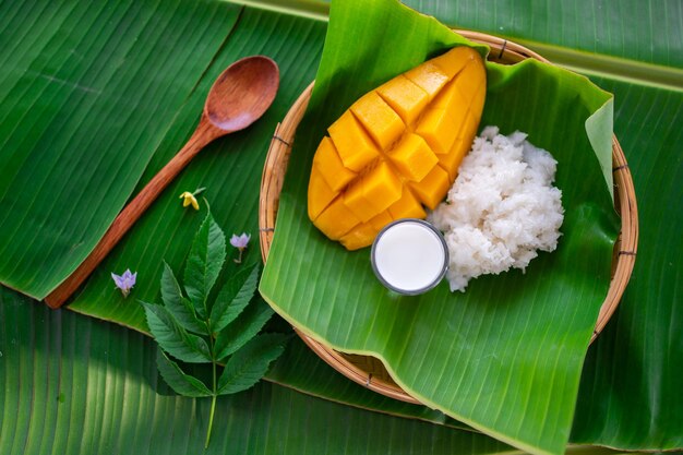 Foto preparare il riso appiccicoso nel piroscafo per cucinare riso appiccicoso con riso glutinoso al mango a nord-est del cibo thailandese