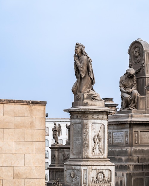 Foto presbitero maestro cemetery museum scultura artistica di una giovane donna