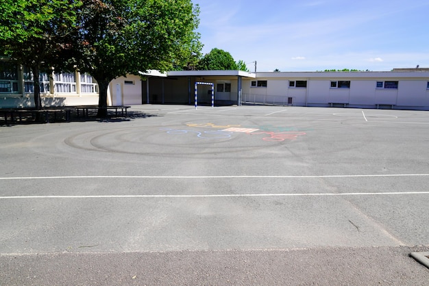 就学前の建物の校庭の子供の外観と子供の遊び場の建物下の色の建物の学校の遊び場スペース