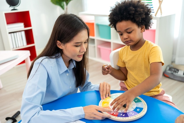 Preschool leraar met kinderen studeren in de klas. Kleuterschool terug naar school en zomercursus.